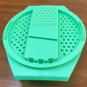 Tupperware jade green Chhese Vegetable Slaw Grater Bowl. #786-9Great cond-sharp!